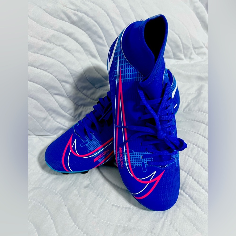 Custom cleats! Our loss your gain! Nike size 7 women (runs small)